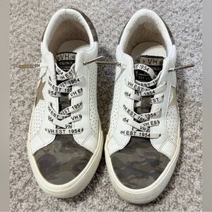 Vintage Havanas Women’s Grande White
Camo Sneaker Size 8.5